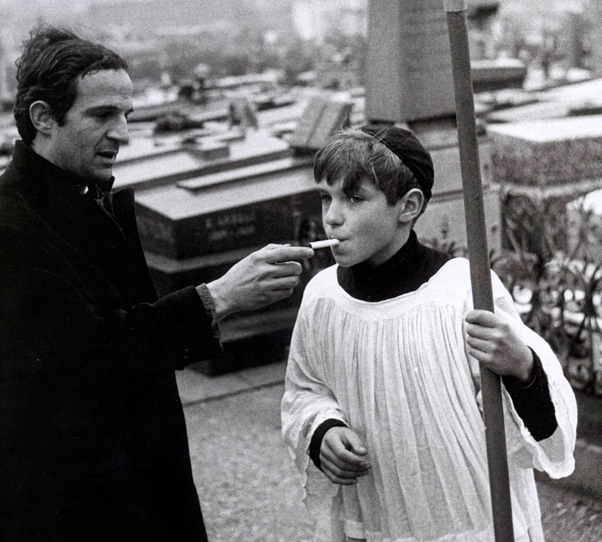 François Truffaut lighting a cigarette for a young extra on the set of Jules et Jim (Франсуа Трюффо прикуривает сигарету юному статисту на съемках фильма «Жюль и Джим»), 1962