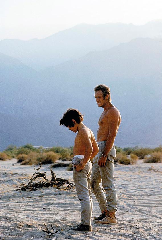 Steve McQueen with his son, Chad McQueen, during a photo shoot (Стив Маккуин со своим сыном Чадом Маккуином во время фотосессии), June 1971