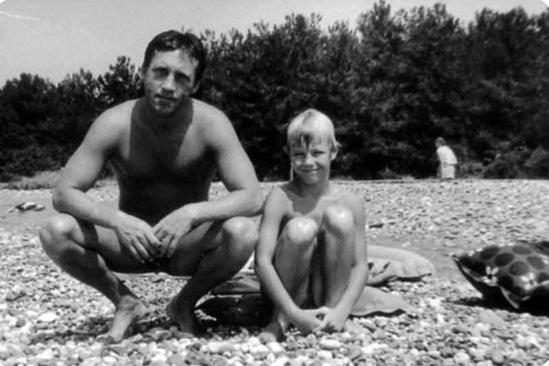 Владимир Высоцкий и сын Марины Влади Владимир (Вольдемар) Бруйе на пляже (Vladimir Vysotsky and Marina Vlady's son Vladimir (Voldemar) Bruye on the beach), 1972