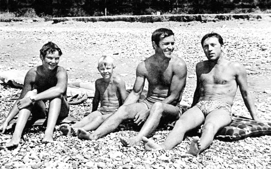Сыновья Марины Влади и Владимир Высоцкий (Marina Vlady's sons and Vladimir Vysotsky), август 1973