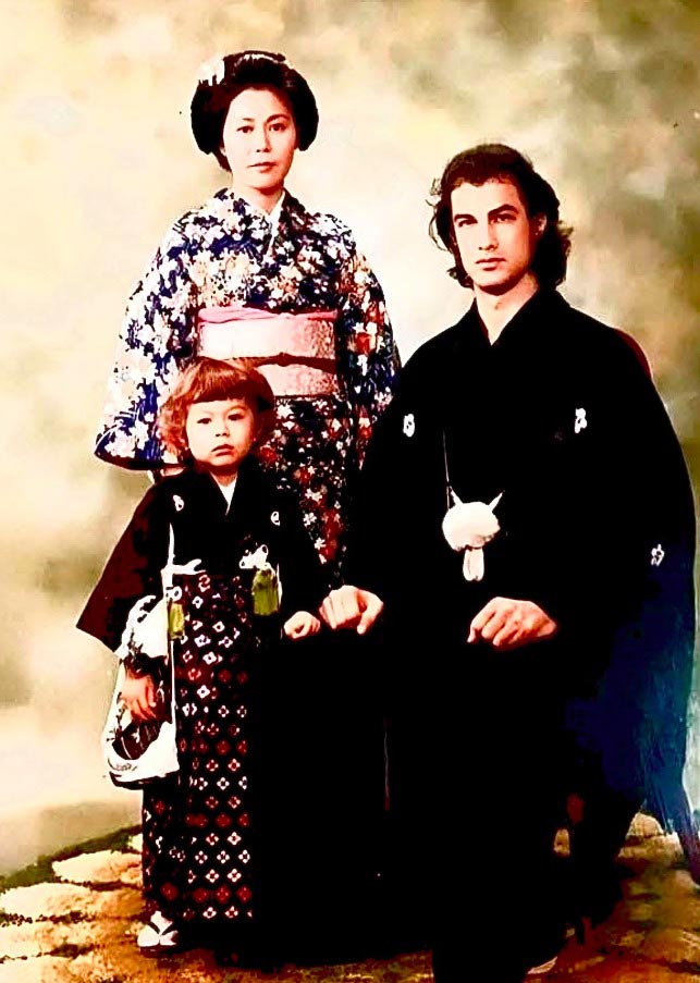 Steven Seagal with his son Kentaro[5] and wife (Стивен Сигал с сыном Кентаро[5] и женой), 1979