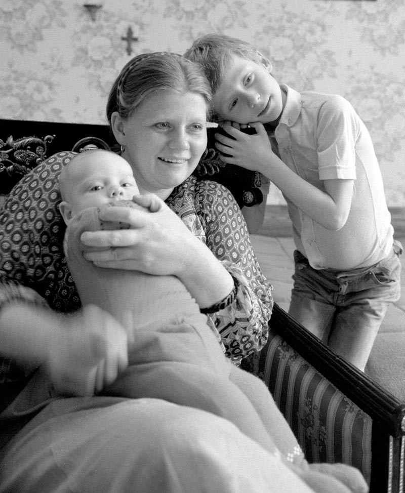 Ирина Муравьева с сыновьями Женей и Даниилом (Theater and film actress Irina Muravyova with her sons Zhenya and Daniil), сентябрь 1983