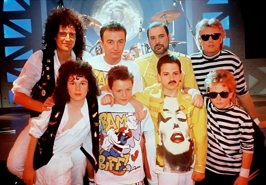 «Queen» on the set of the video «The Miracle» with their young doubles (Группа «Queen» на съёмках клипа «The Miracle» вместе со своими юными двойниками), 1989