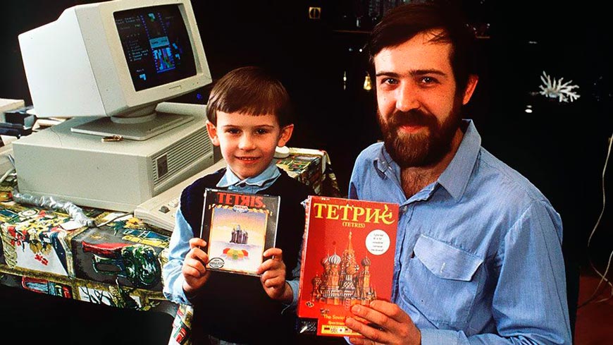 Alexey Pajitnov, the creator of Tetris, with his son (Изобретатель «Тетриса» Алексей Пажитнов и его сын), 1990s