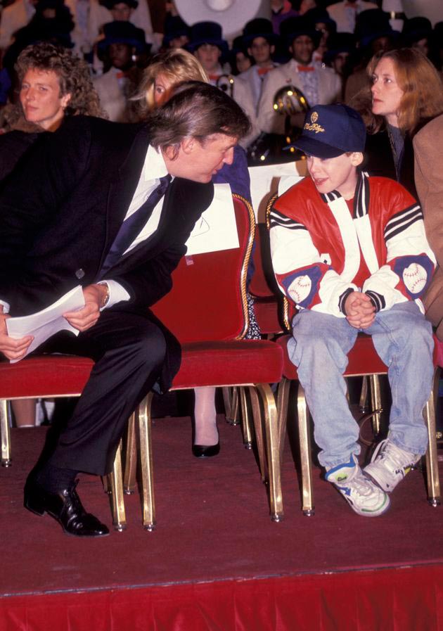 Donald Trump and MacCauley Culkin during Tree Lighting Ceremony (Дональд Трамп и Маколей Калкин во время церемонии зажжения елки), 1991