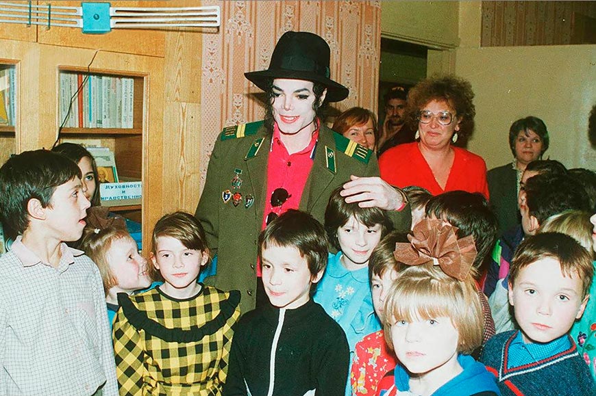 Michael Jackson visits an orphanage in Moscow (Майкл Джексон посещает детский дом в Москве), 1993