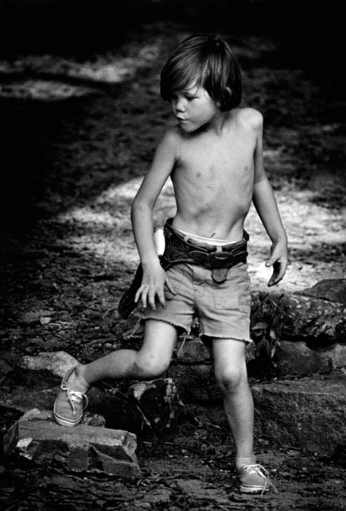 Boy plays with toy gun (Мальчик, играющий  с игрушечным пистолетом), 1972-1979