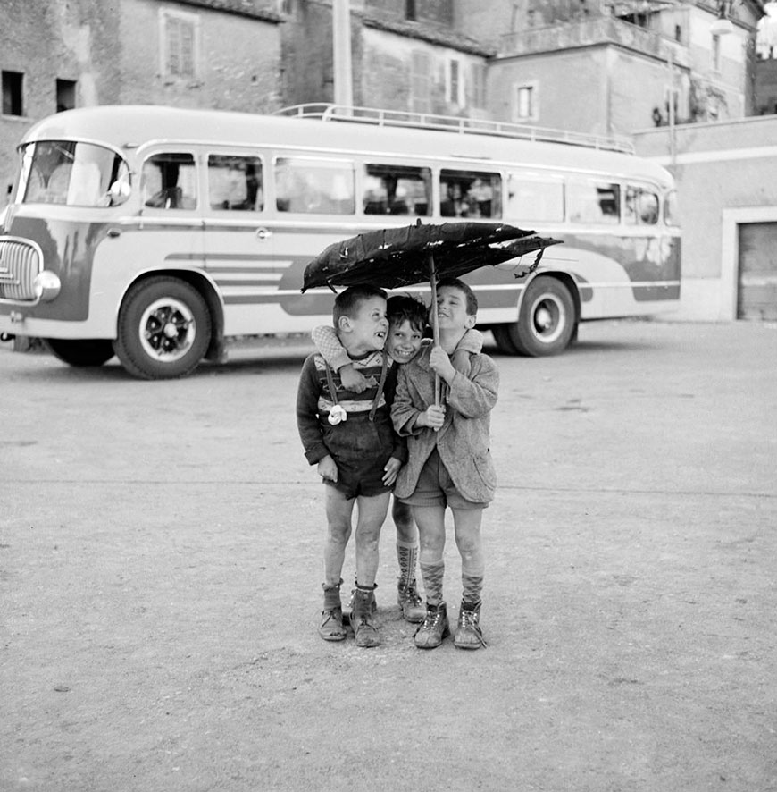 Three Boys Under an Umbrella (Три мальчика под зонтом), 1956