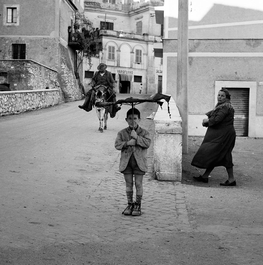 Umbrella Boy (Мальчик под зонтом), 1956