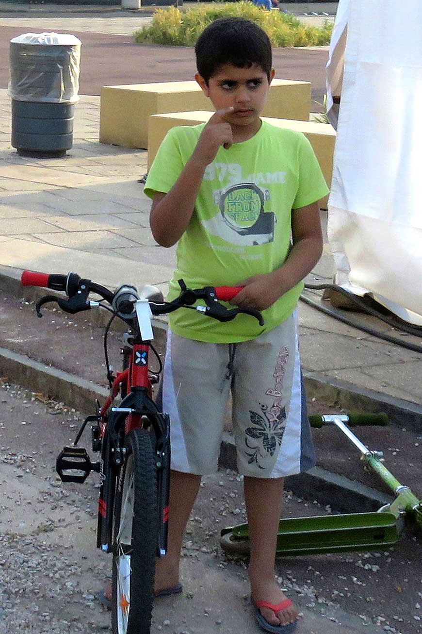 Street Boy with Bike (Мальчик с велосипедом)