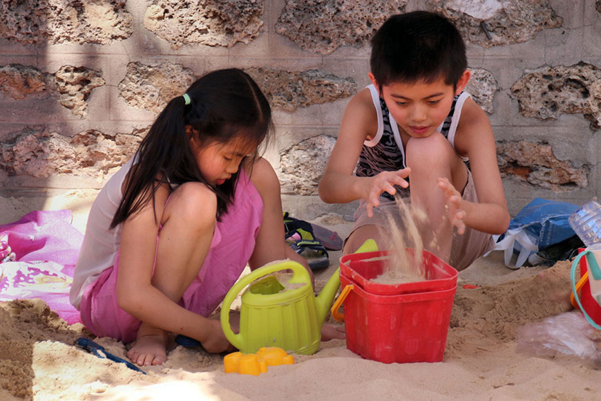 Boy and Girl on the Sand Beach (Мальчик и девочка на песчаном пляже)