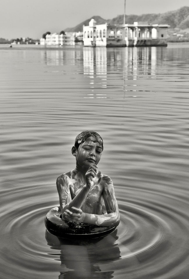 Boy bathing in Lake Pichola (Мальчик, купающийся в озере Пикола), 2011