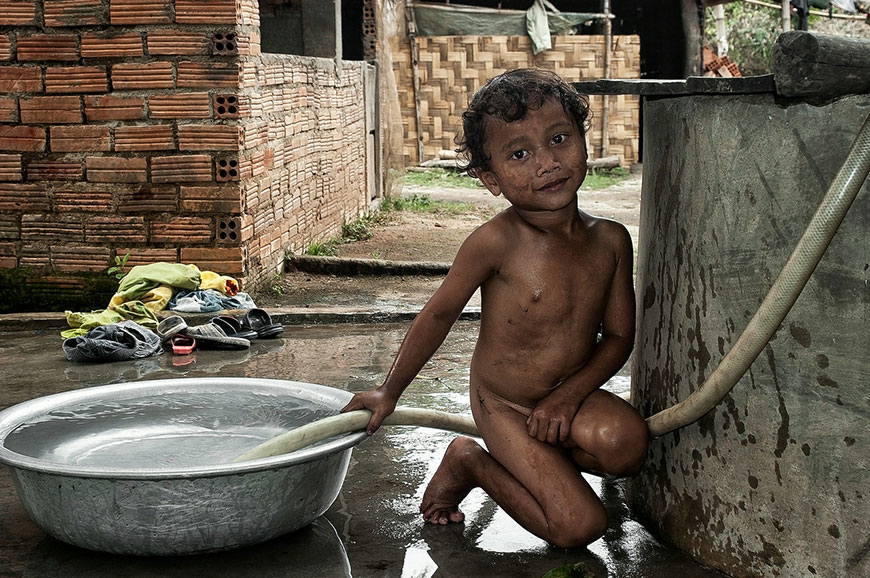 Mnong boy washing in a Jun Village (Мальчик народности мнонг, стирающий в деревне Джун), 2008