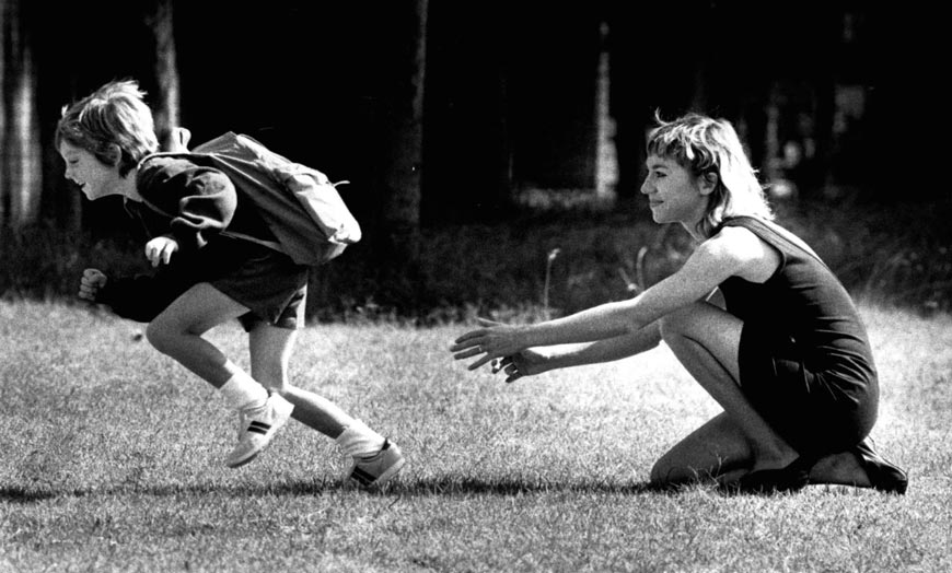 Delphine Anderson bids farewell to her son Alexis, 6, on the first day of school (Дельфин Андерсон прощается со своим сыном Алексисом [6] в первый день школы), 1989 