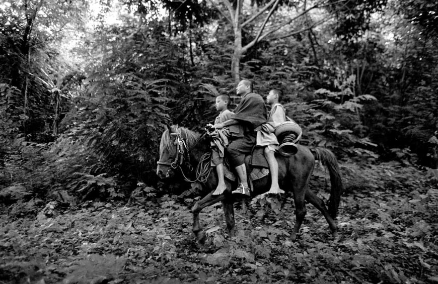 Charismatic Abbot of Golden Horse Monastery Abbot Kru Ba Nua Chai rides along the Thai-Burmese border with two of his novice monks (Харизматичный настоятель монастыря «Золотой Конь» Кру Ба Нуа Чай едет вдоль тайско-бирманской границы с двумя послушниками), 2006