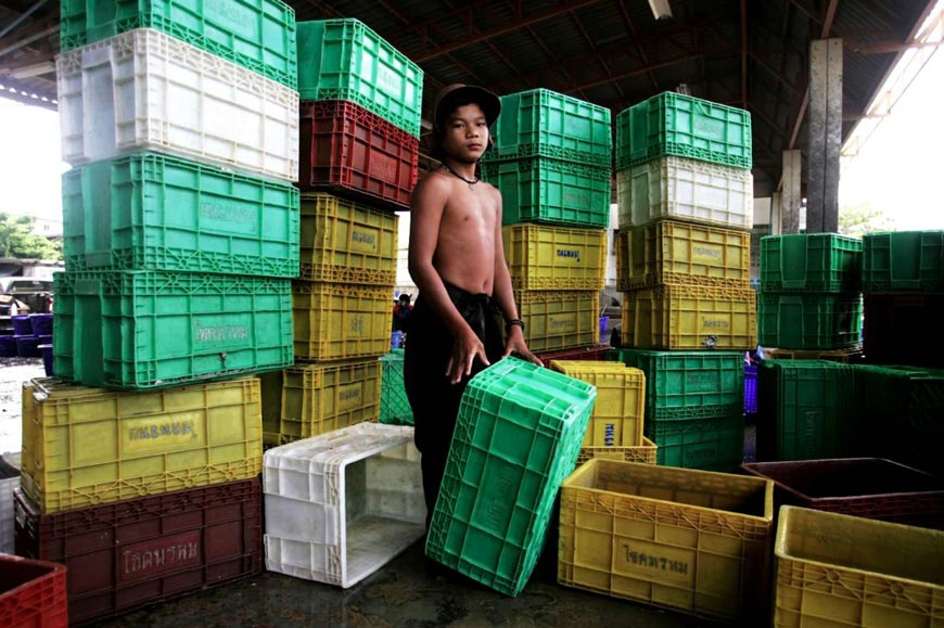 'Child laborer' Samut Sakorn fishing docks («Ребёнок-рабочий» рыбацких доков Самут Сакхон), 2009