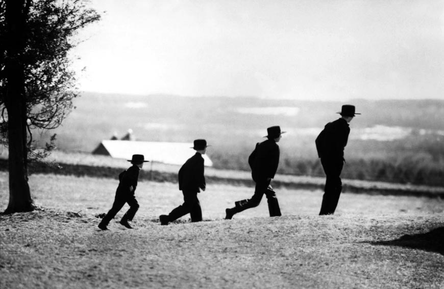 Amish brothers return home from a church service (Братья-амиши возвращаются домой после церковной службы) 