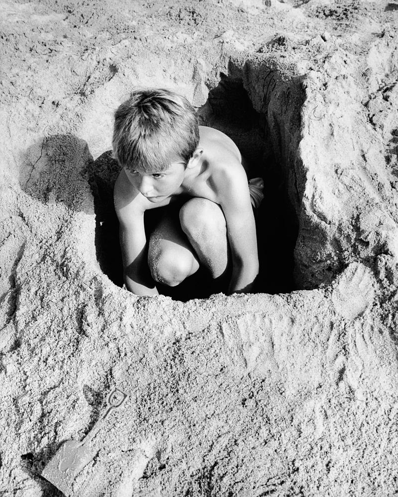 Boy in Sand Hole (Мальчик в песчаной яме), 1988 