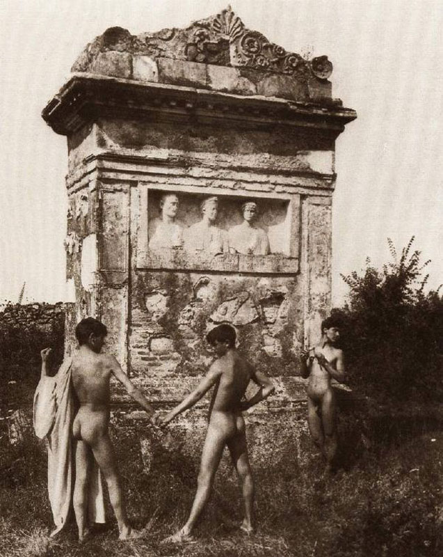 Three Naked Boys in Via Appia Antica, Rome (Три обнаженных мальчика на Античной Аппиевой дороге, Рим)