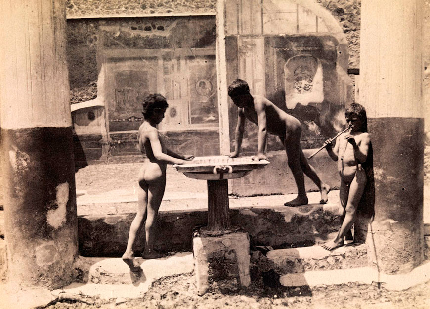 Drei nackte Jungen an einem Brunnen in Pompeji (Три голых мальчика у колодца в Помпеях), c.1895