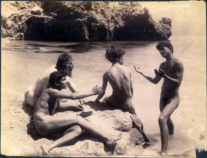 Gruppo di giovani sulla riva del mare (Группа юношей на берегу моря), 1900s