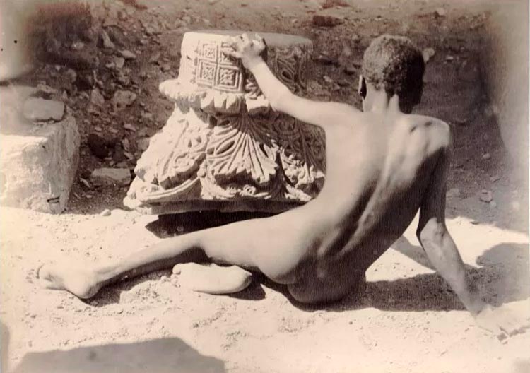 A boy next to a fragment of a capital (Мальчик рядом с фрагментом капители), 1880-1910