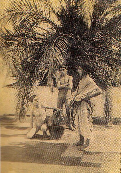 Bambini in un cortile a Capri (Дети во дворе на Капри), 1896-1898