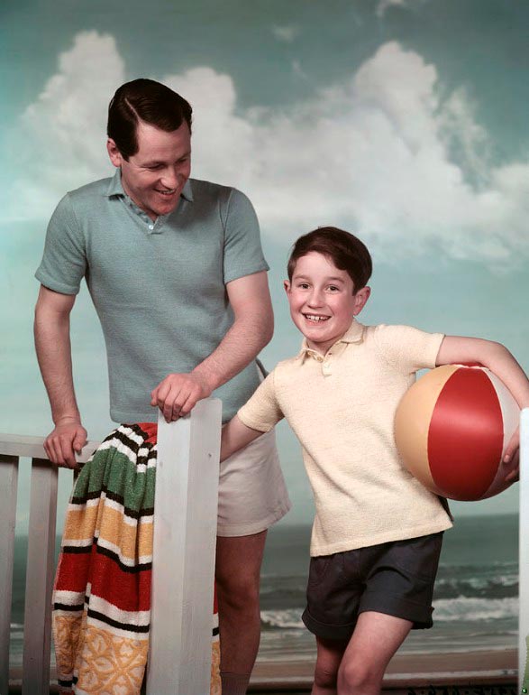 A man and boy on a beach holiday (Мужчина и мальчик на пляжном отдыхе), 1958