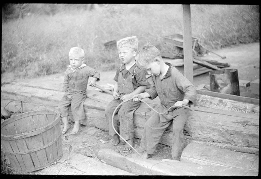 Children of riverboat family (Дети семьи, живущей влодке на реке), 1938