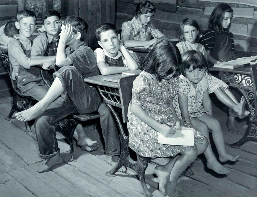 Crowded conditions and lack of equipment in schoolhouse (Переполненность и отсутствие оборудования в здании школы), 1940