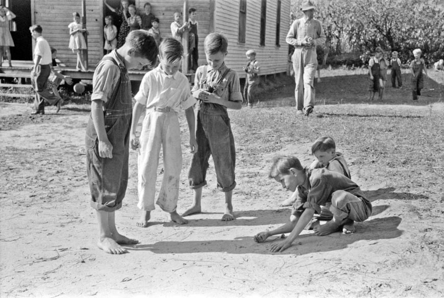 Mountain children playing marbles after school (Дети, живущие в горах, играют в шарики после школы), September 1940