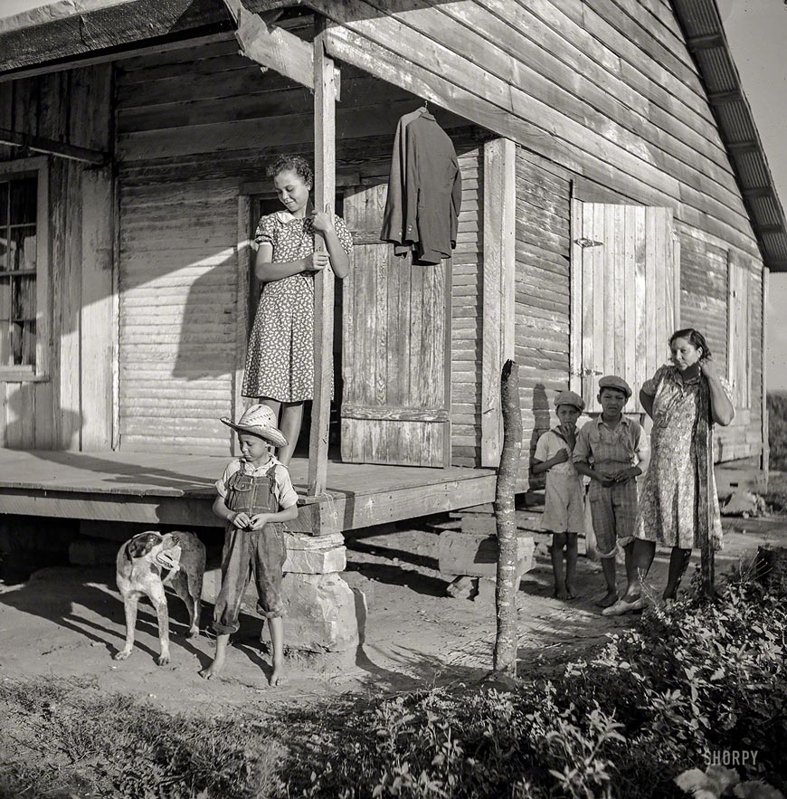 Mulattoes' home on cotton plantation owned by John Henry (Дом мулатов на хлопковых плантациях, принадлежащих Джону Генри), June 1940