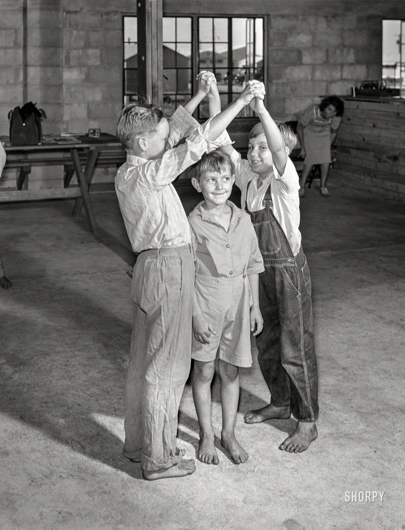 Supervised play hour for younger children in assembly building (Продлёнка для детей младшего возраста в сборочном корпусе),  June 1940