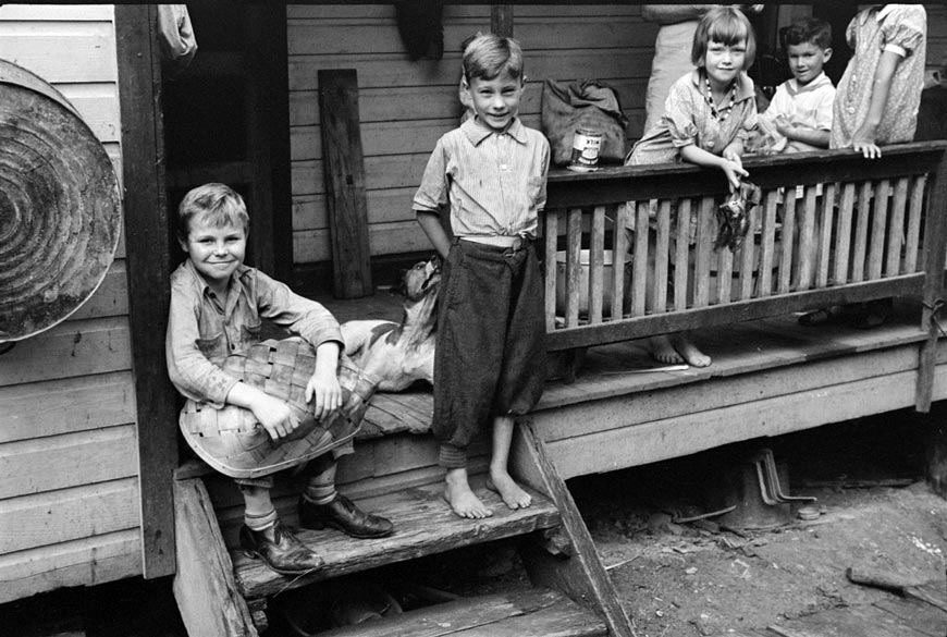 Children in abandoned mining town (Дети в заброшенном шахтерском городке), Sept.1938