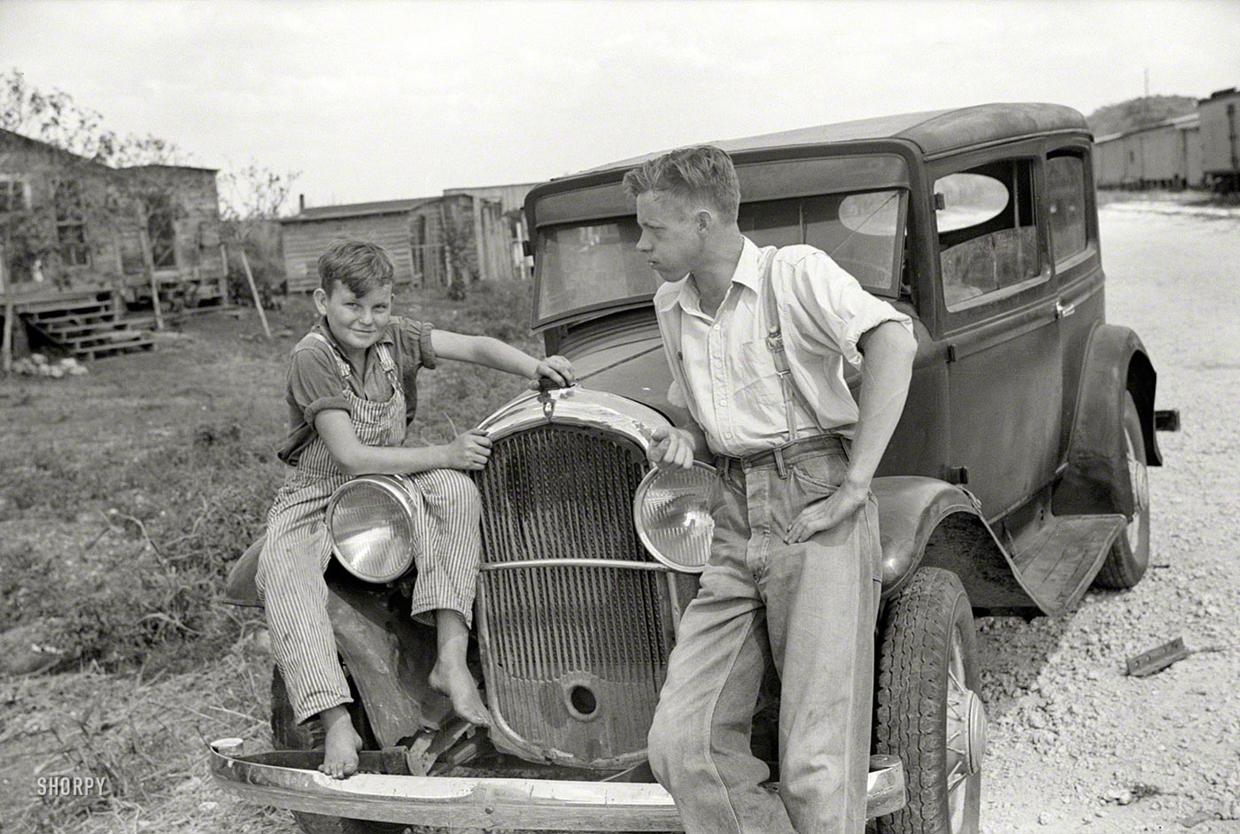 Migrant laborer's family near Canal Point packinghouse (Семья рабочего-мигранта возле упаковочного цеха Canal Point), February 1939