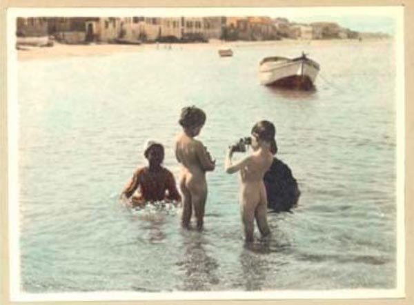 [Nude Boy & Girl at the beach  / Нагие мальчик и девочка у берега], c.1920