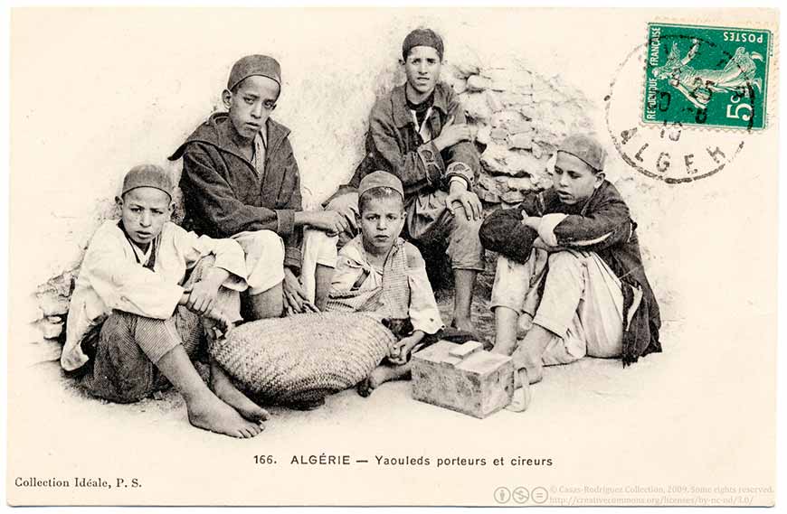 Yaouleds porteurs et cireurs, Algérie (Юные арабские носильщики и чистильщики обуви, Алжир), 1910