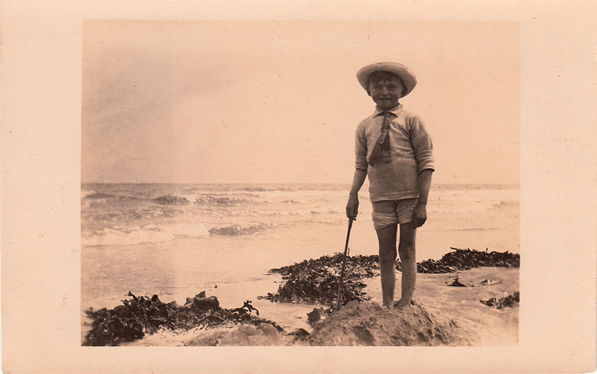 A young beachcomber (Юный пляжный собиратель), 1918-1936