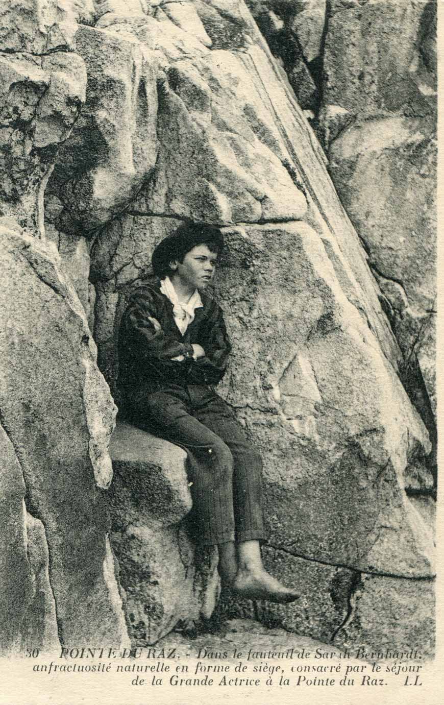 Pointe du Raz - Dans le fauteuil de Sarah Bernhardt anfractuosité naturelle en forme de siège, consacré par le séjour de la Grande Actrice a la Pointé du Raz, 1910-1920s