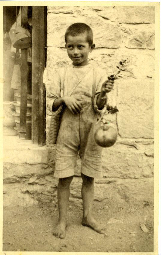 Postcard of young boy standing barefoot in road (Босоногий мальчик, стоящий на дороге)