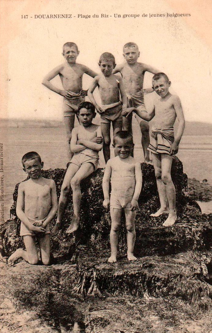 147. Douarnenez. Plage du Riz. Un groupe de jeunes baigneurs (Дуарнене. Пляж Дю Риз. Группа юных купальщиков)