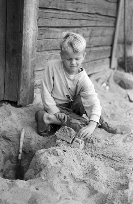 Poika leikkii hiekassa kuorma-autolla (Мальчик, играющий в песке с грузовиком), 1961