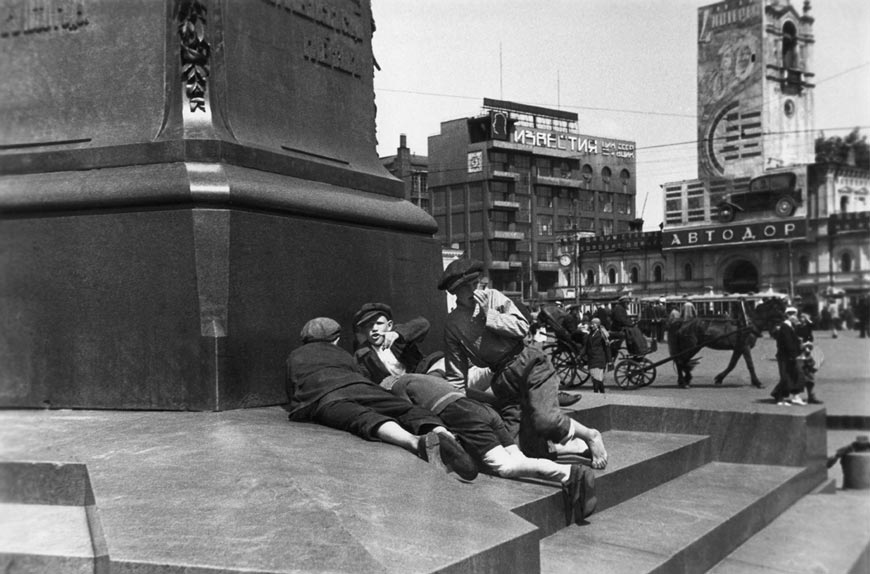 Беспризорники у памятника Пушкину (Homeless children at the monument to Pushkin), 1932-1935