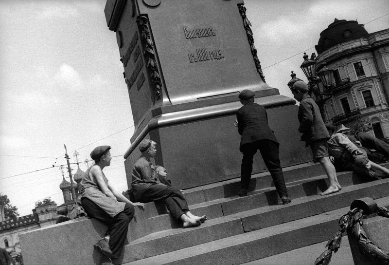 Беспризорники у памятника Пушкину (Homeless children at the monument to Pushkin), 1932-1935