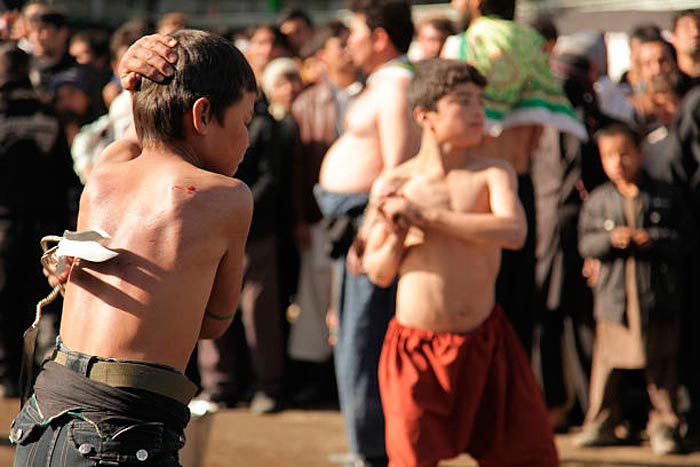 Young Afghan boys draw blood on their backs by whipping themselves with blades to mark the Shia festival of Ashura, on the tenth day of Moharram (Афганские мальчики хлещут себя лезвиями по спине до крови, в ознаменование шиитского фестиваля Ашура в десятый день Мохаррама), December 16, 2010