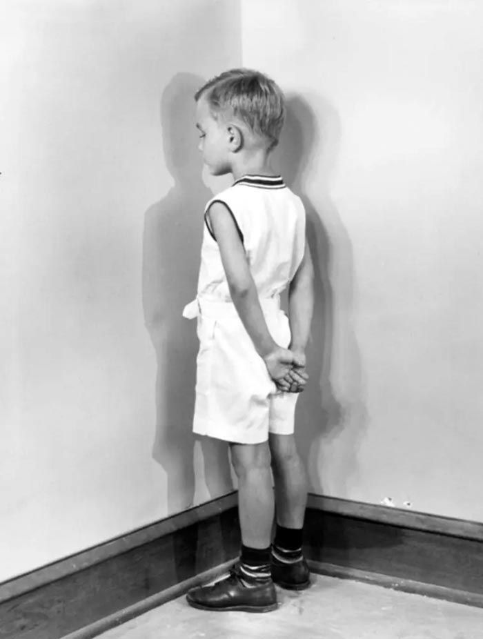 Punishment of boys; standing in a corner (Наказание мальчиков: стояние в углу)