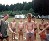 Наказание бойскаута в скаутском лагере