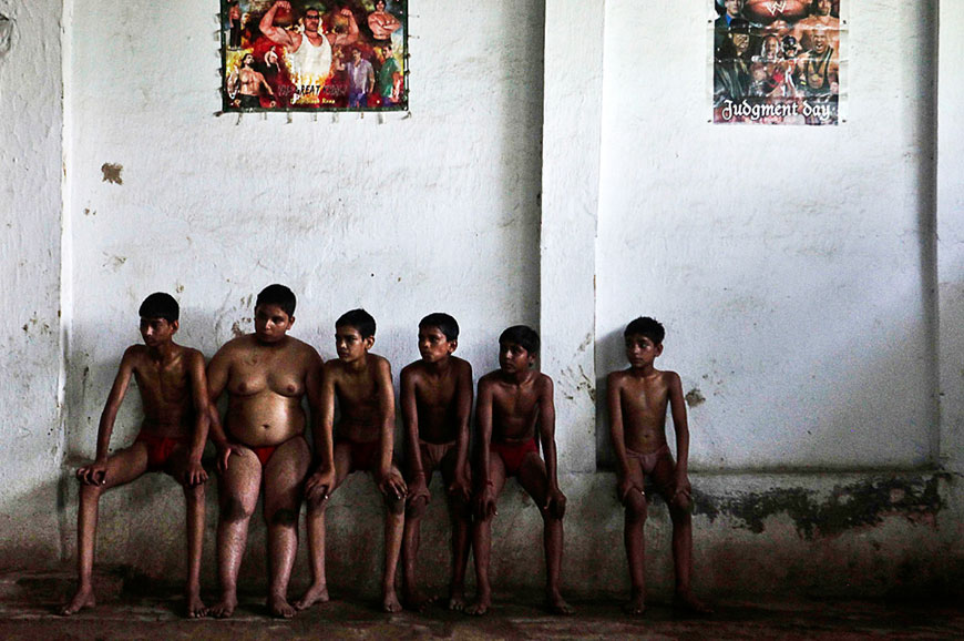 Young Indian wrestlers wait their turn to compete during training at a Kushti school for traditional wrestling (Юные индийские борцы, ожидающие своей очереди, чтобы участвовать в схватке в процессе обучения в школе традиционной индийской борьбы Кушти), 2010 