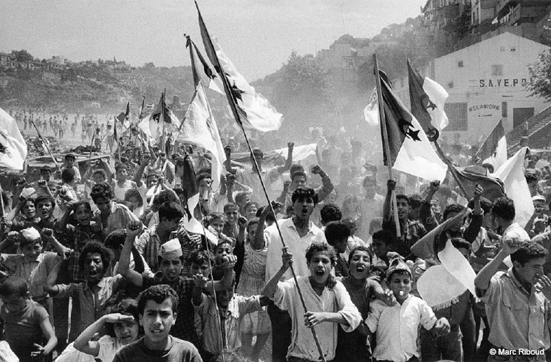 La jeunesse algerienne envahit les rues dans la joie de l'independance, 2 juillet 1962