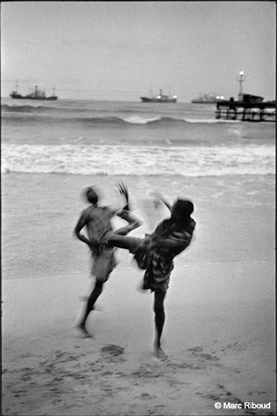 Le soir, sur la plage d'Accra ces garcons se disputent-ils ou inventent-ils une nouvelle danse, 1961